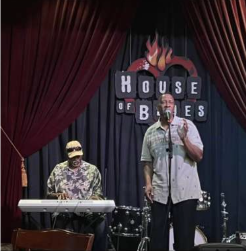 Bill Harris singing at Houston House of Blues with pianist